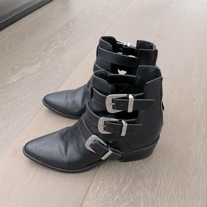 Buckled bootie